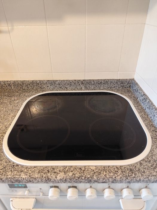 Fogão vitrocerâmica e forno elétrico teka