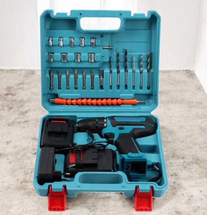 Шуруповерт з набором інструментів