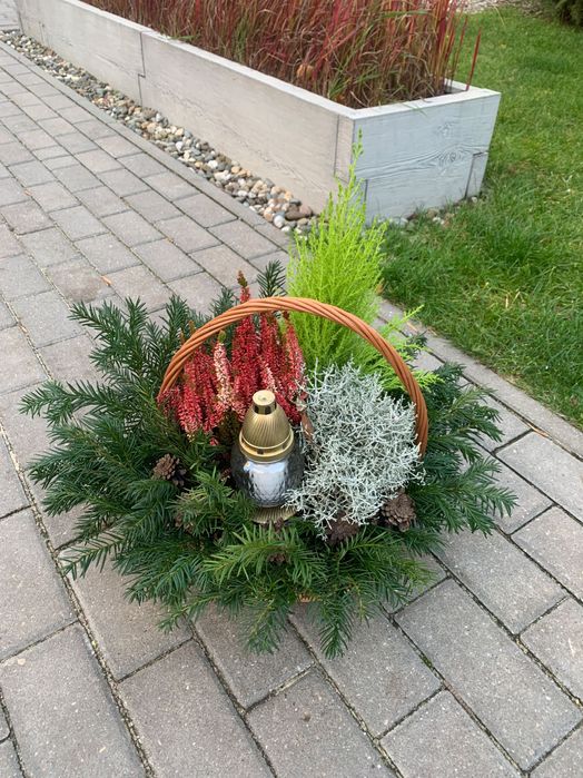 Kompozycja nagrobna w koszu z lampionem