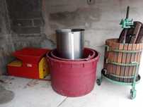 Desengaçadeira, prensa e depósito para fazer vinho