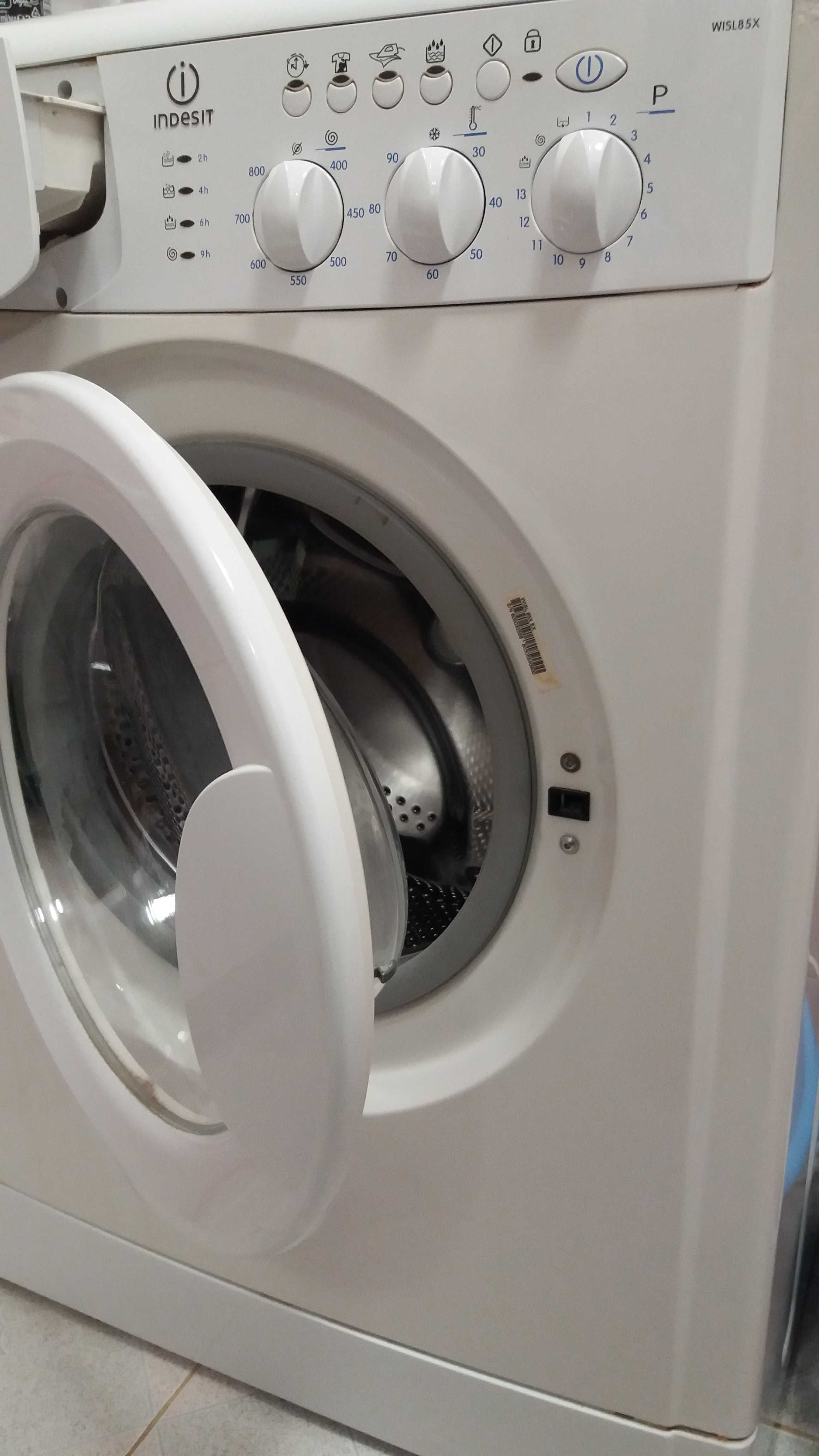 Продам пральну машину Indesit WISL 85X на запчастини.