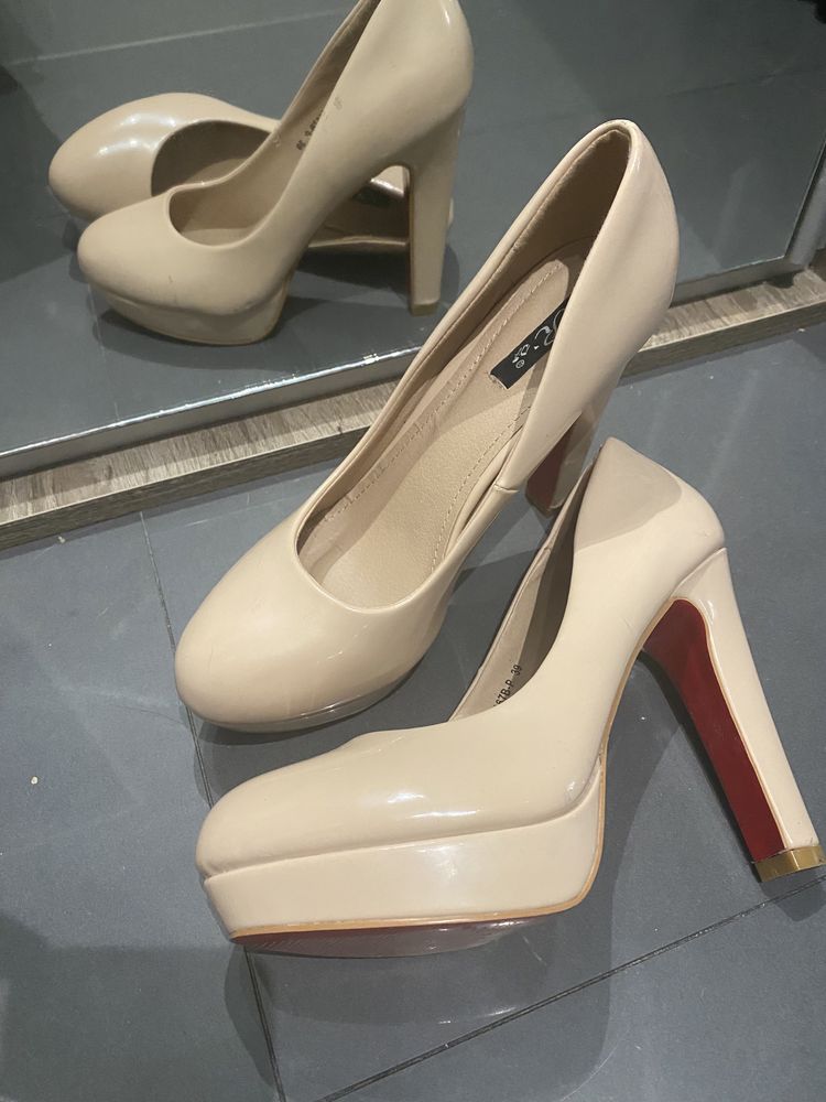 Buty na obcasie rozmiar 39