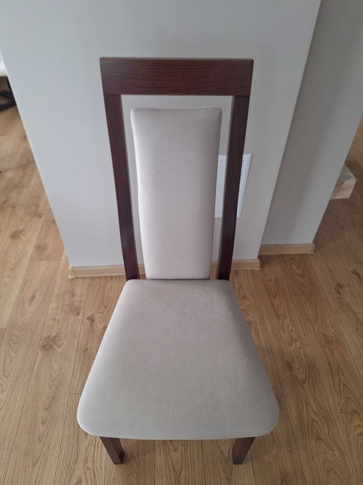 Krzesła do jadalni lub salonu.