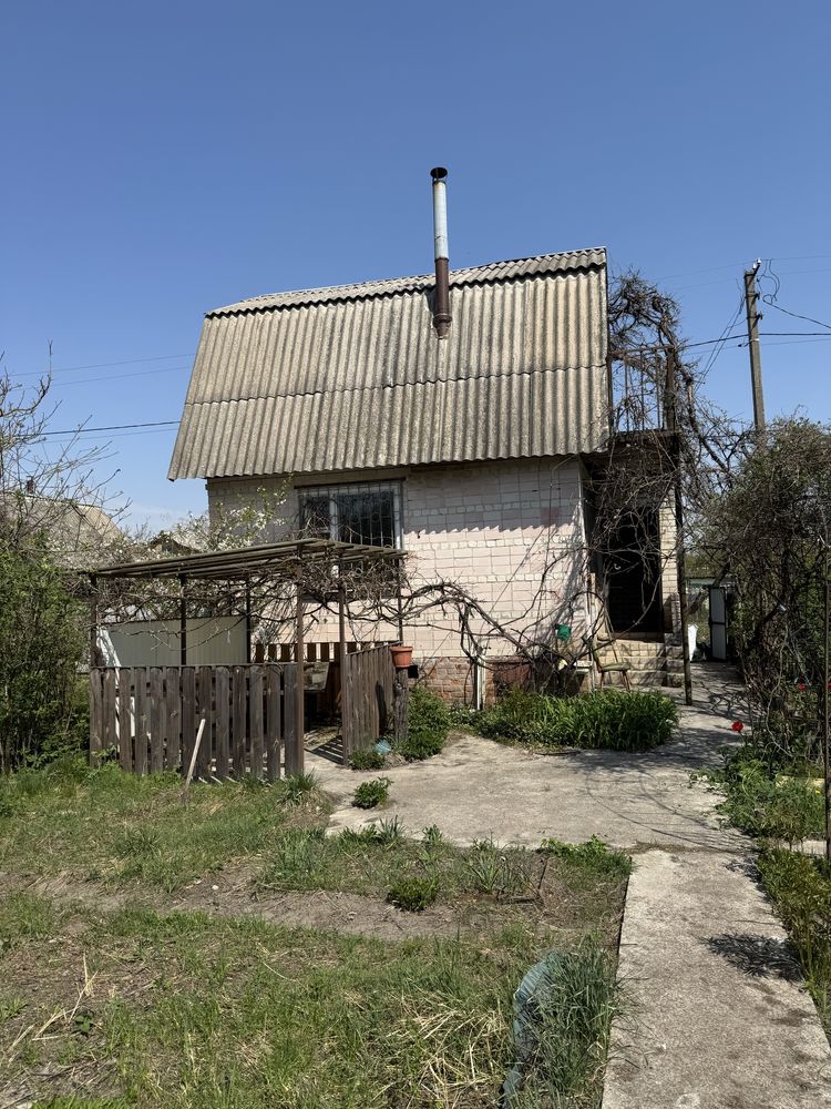 Продається  гарна дача в Жавинці біля озера та річки Десна!