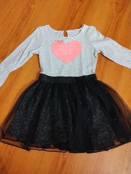 Vários vestidos de menina, tamanho 4 anos.