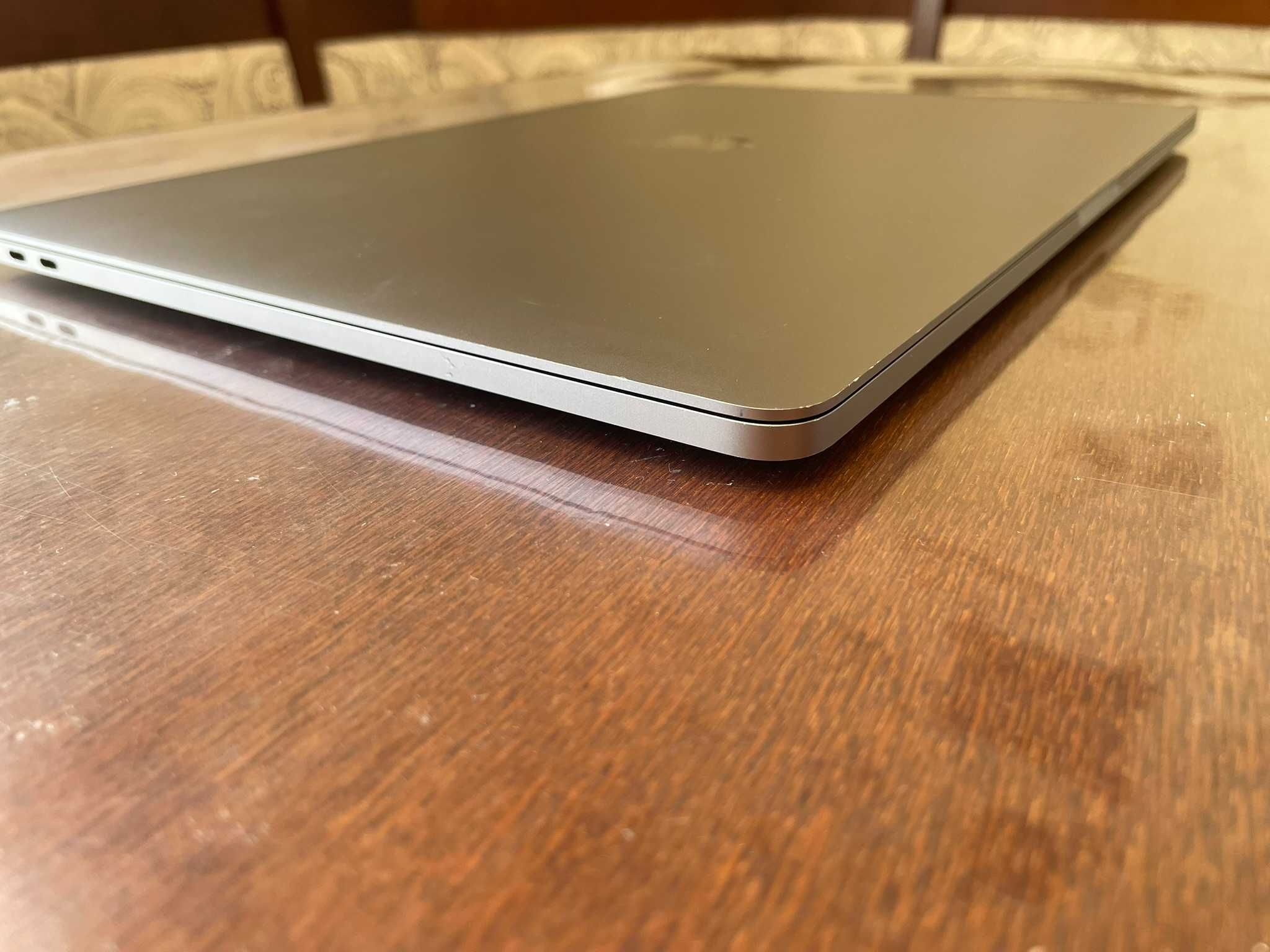 Ноутбук 15 Apple MacBook Pro 2018 (i7-8750H/16/SSD 256Gb/Radeon 560X)