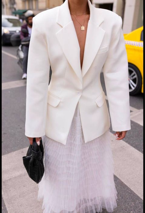 Приталений жіночий піджак — чорний / білий