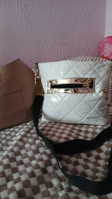Сумка белая,стильная ,покупалась в Германии,мягкая,очень удобная.