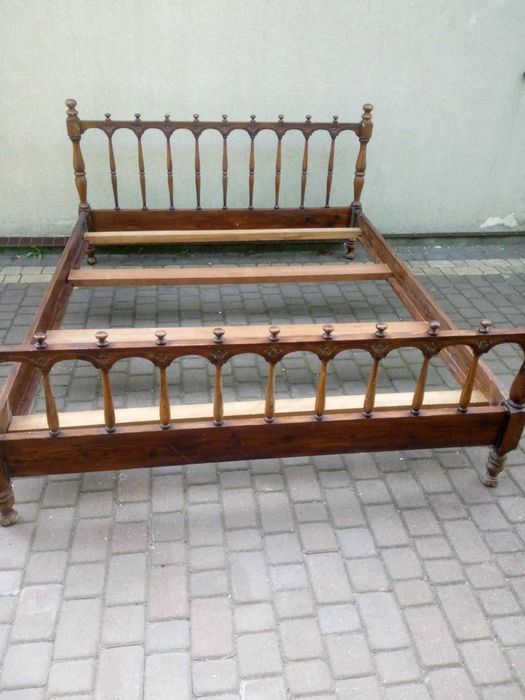 Solidne drewniane łóżko  160 x 200 + dwie szafki nocne.