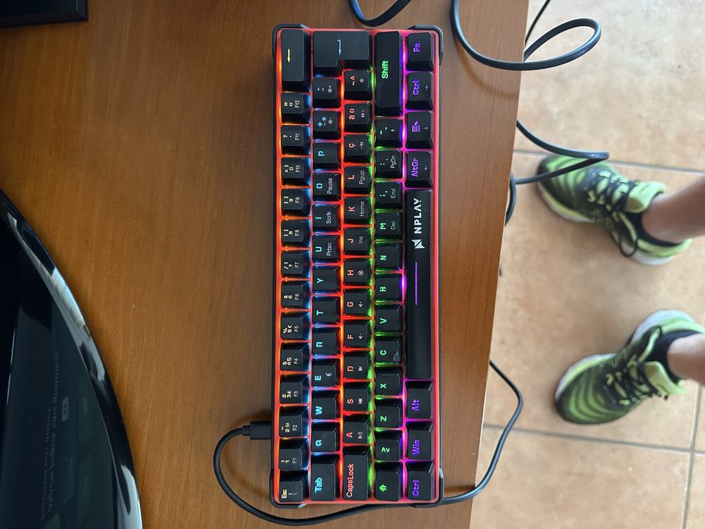 Xbox s + 2 comandos + 2 batereias + estação de carregamento + teclado