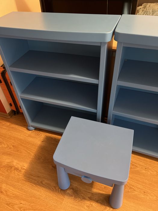Regały na książki Ikea i szafka nocna