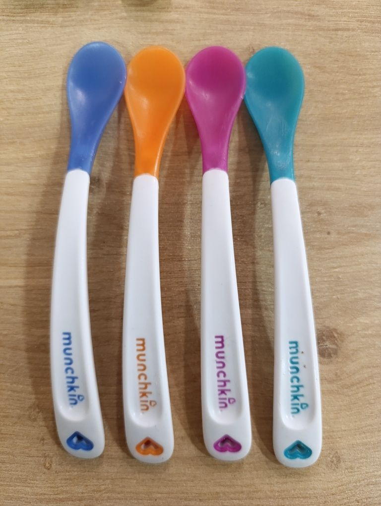 Pratos, talheres e copos bebé