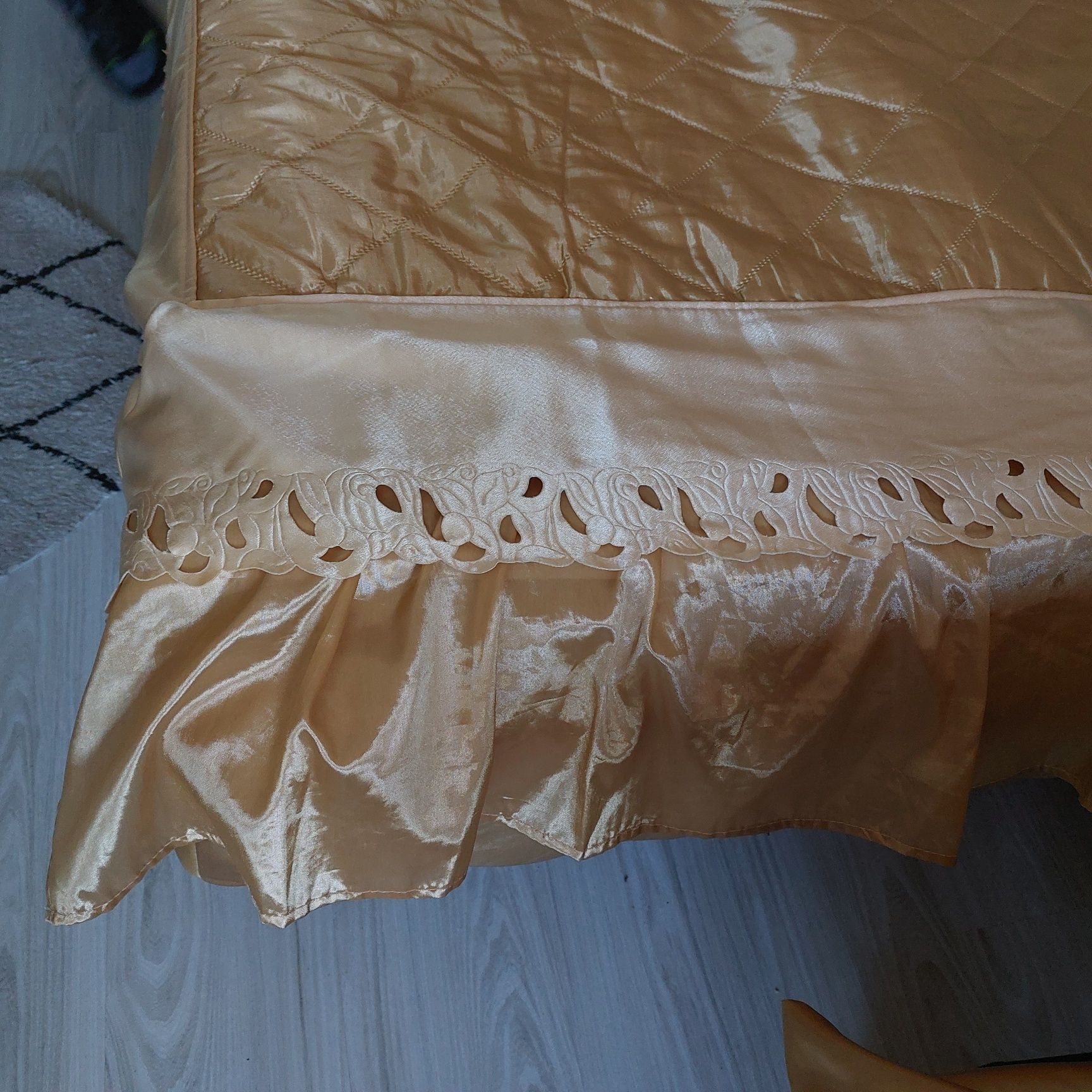 Elegancka złota narzuta na łóżko