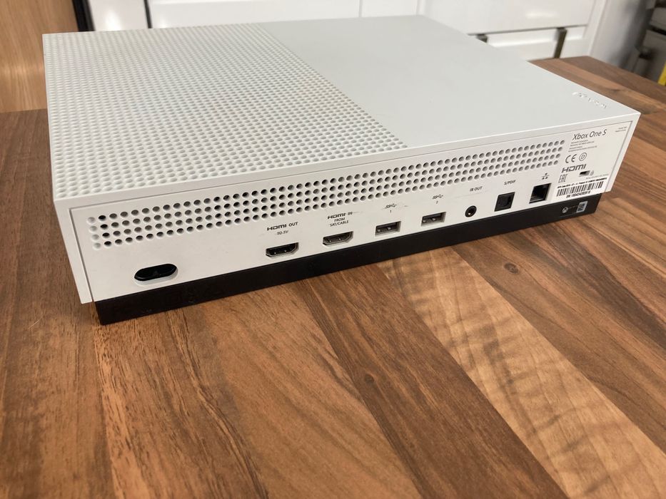 XBOX One S 1 TB + kierownica Thrustmaster Ferrari 458 Spider (+stojak)