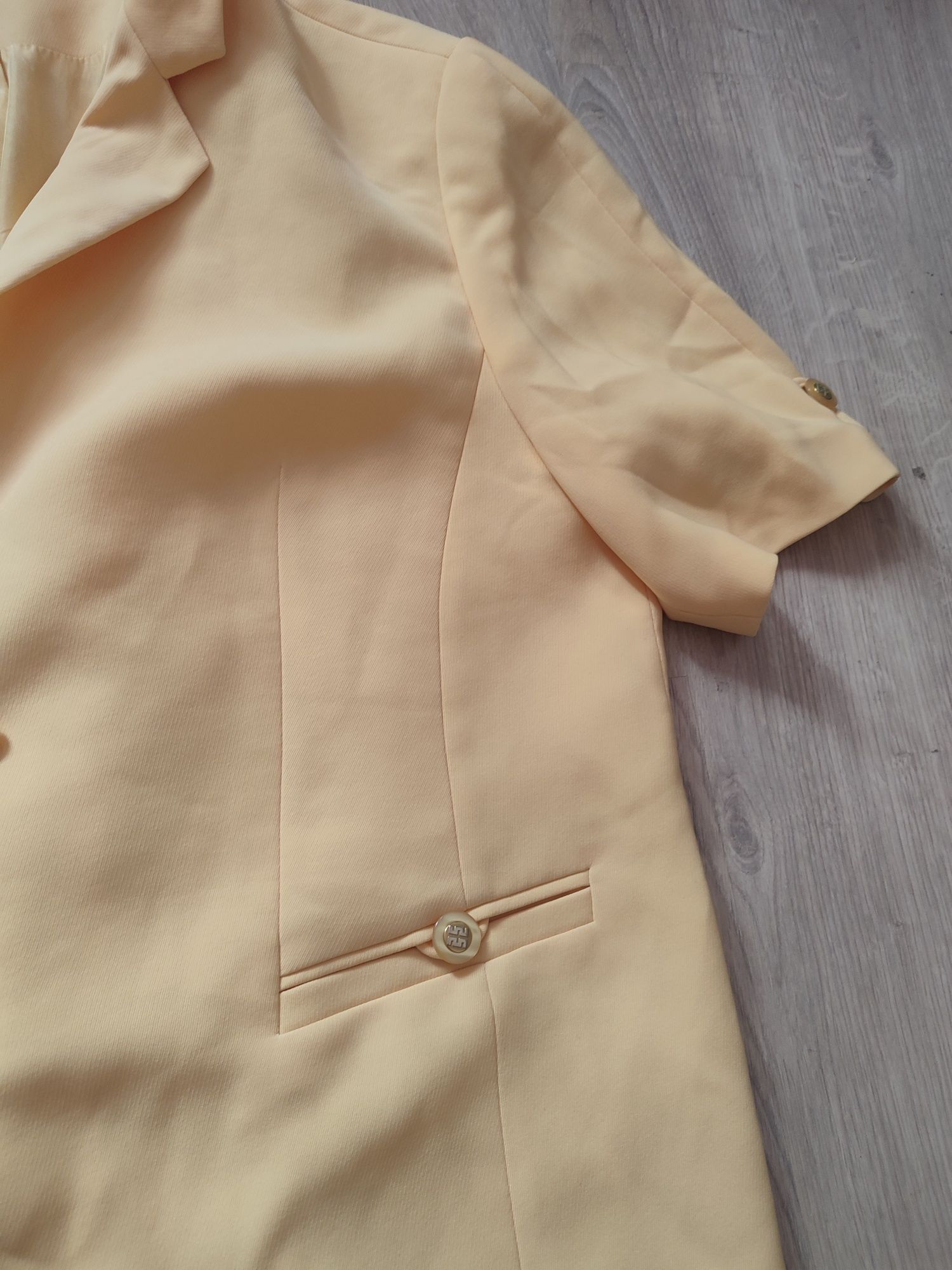 Żółty elegancki żakiet marynarka z krótkim rękawem