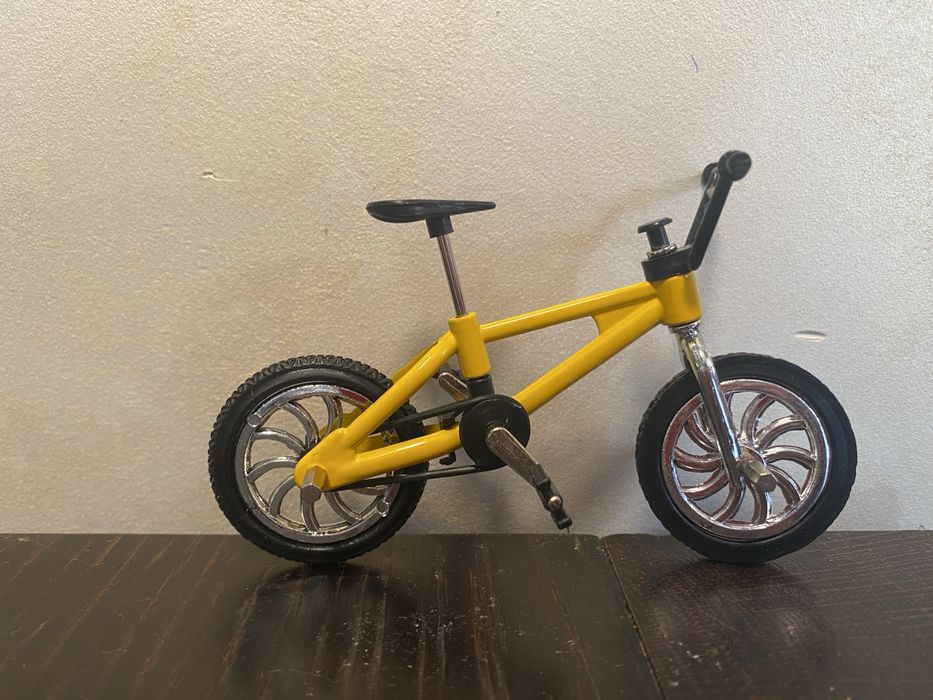 Фінгербайк - міні велосипед. Довжина - 10 см, ширина - 7 см