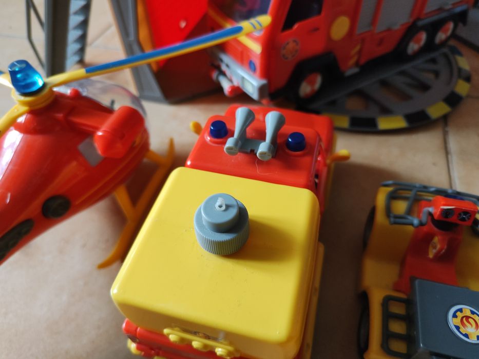 Zestaw strażak sam remiza + latarnia + pojazdy+ dodatki