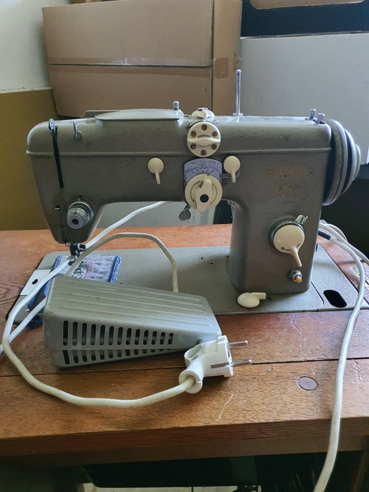 Sprzedam maszynę Pfaff 230