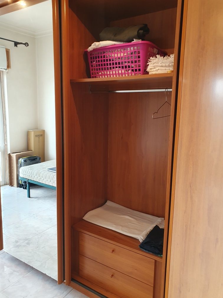 Roupeiro modular de madeira com espelho e iluminação embutida