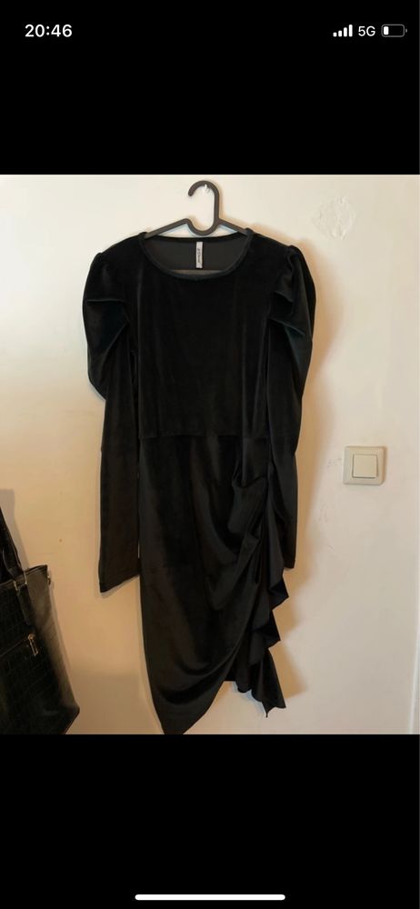 Czarna sukienka welurowa z falbanką i pufkami na ramionach