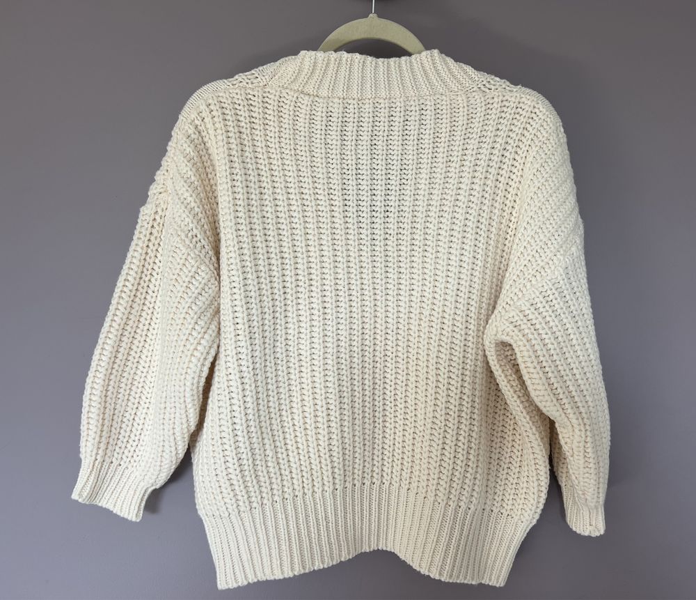 Gruby, krótki sweter oversize w kolorze ecru