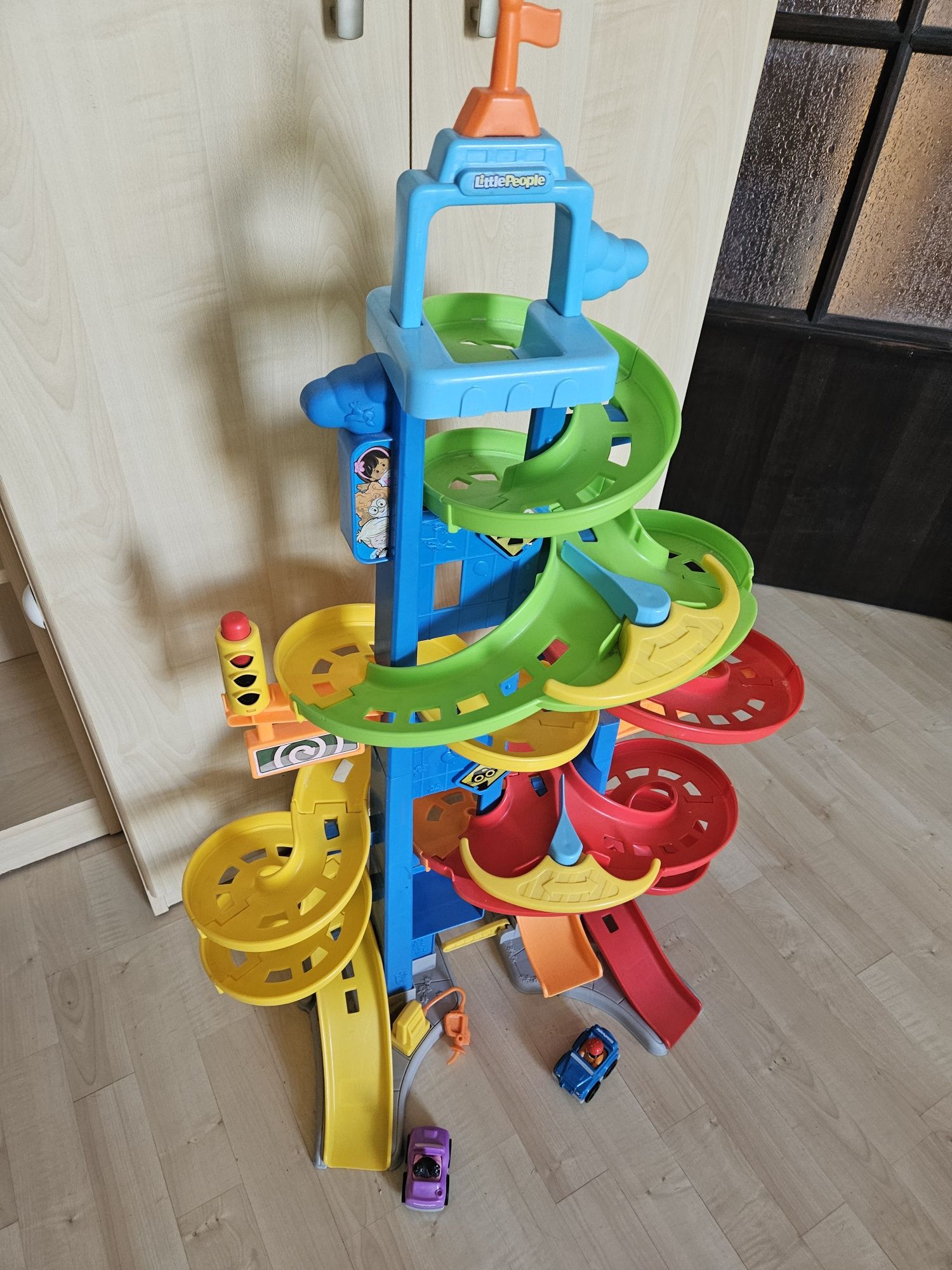 Zjeżdżalnia Little People z dwoma samochodzikami