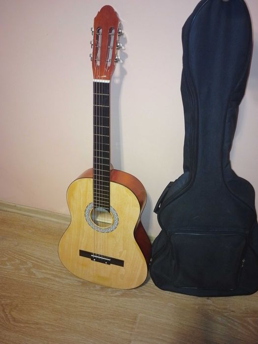 Гитара акустическая 6ти струнная с чехлом как новая