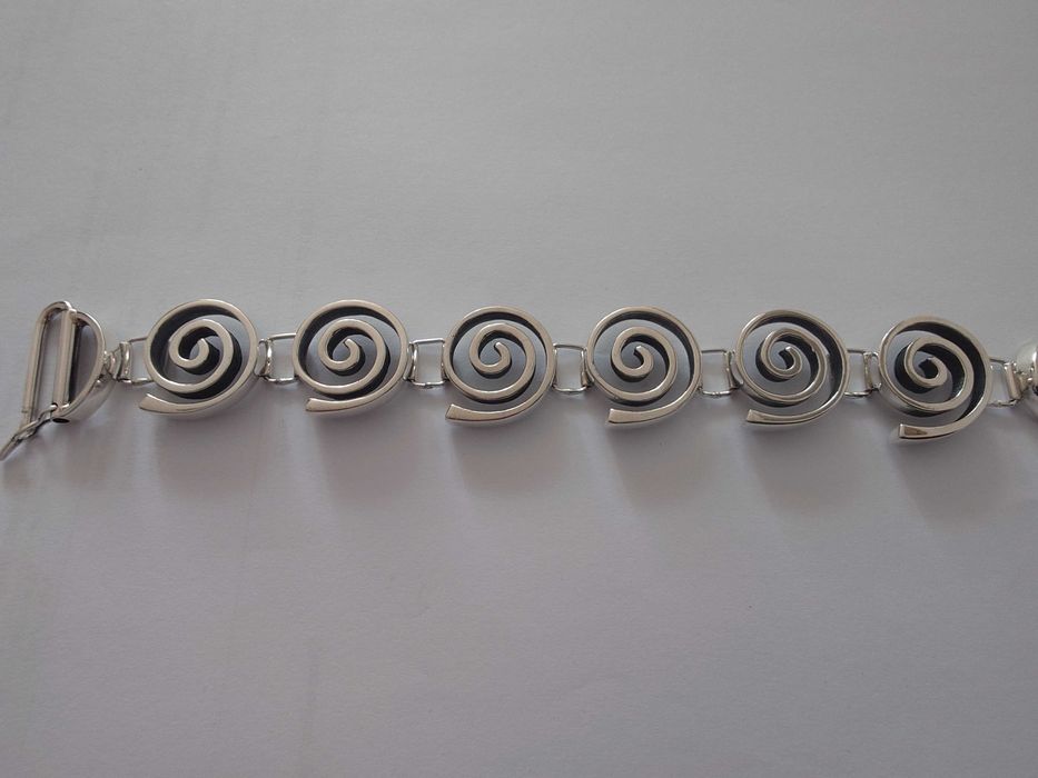 Srebrna bransoleta spirale.