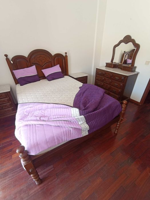 Mobília antiga de quarto