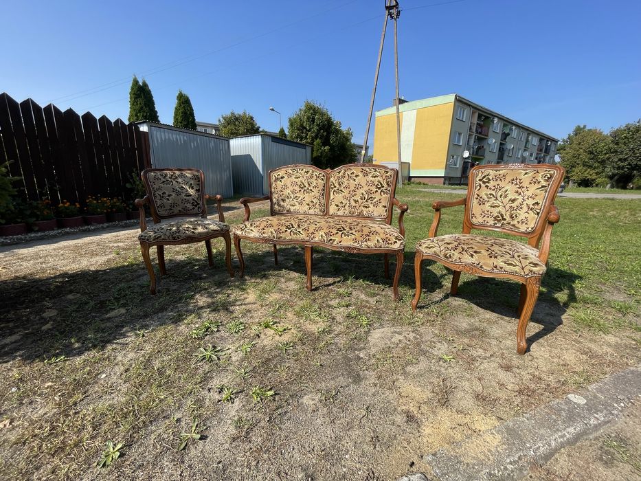 Komplet stylizowanych mebli ludwikowskich – sofa + 2 fotele