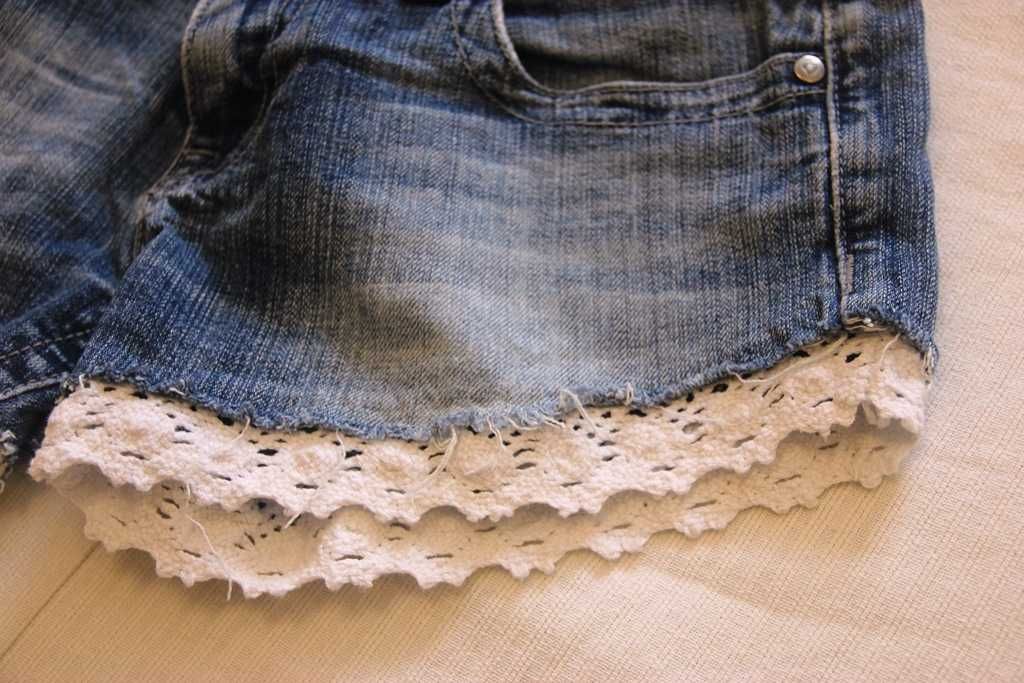 Krótkie spodenki jeansowe  z koronką S