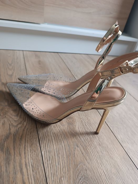 Transparentne szpilki