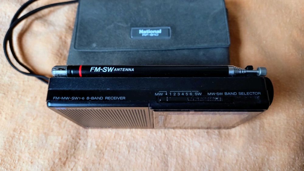 Mini radio portatil raro National/Panasonic RF-B10 8 Bandas