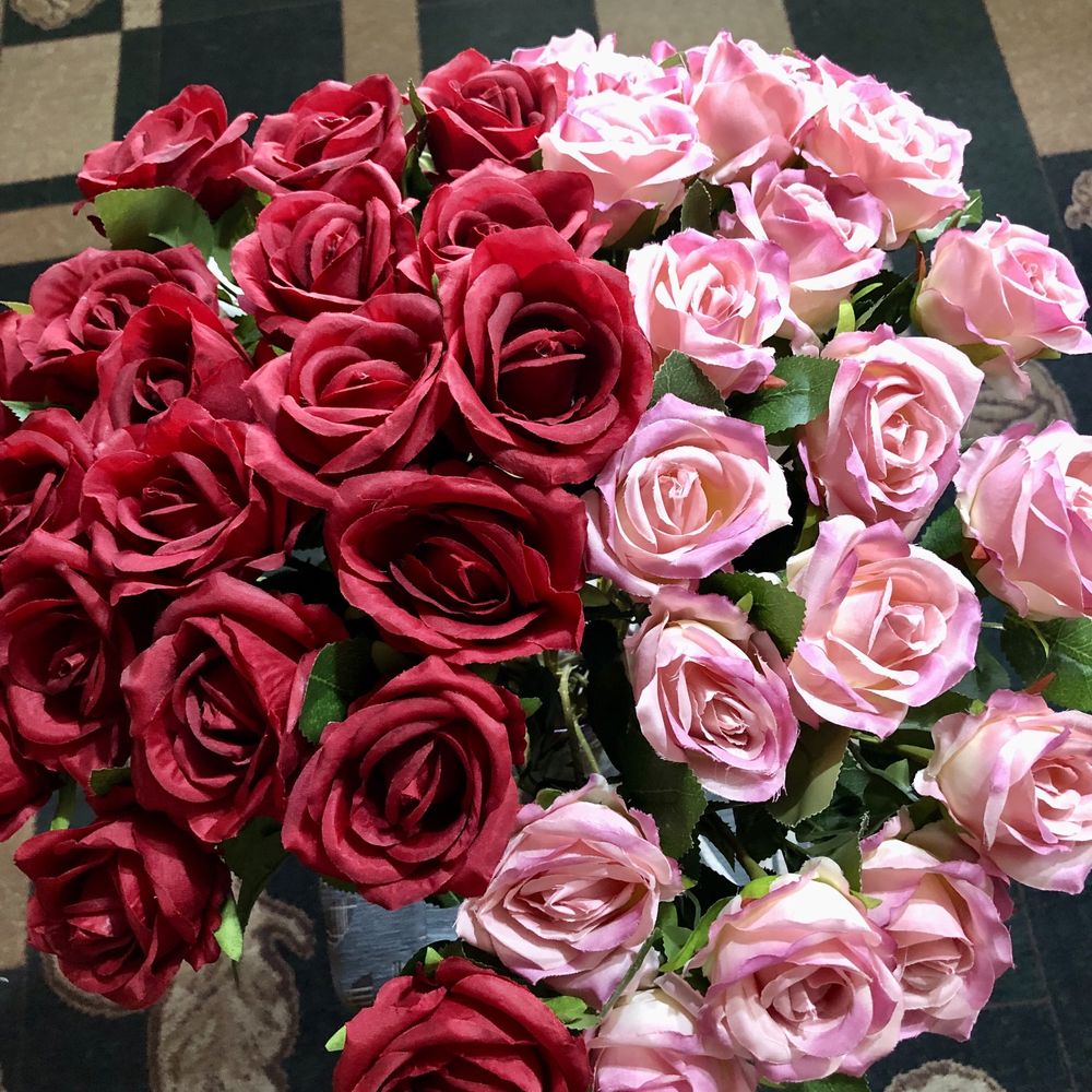 Латексні тюльпани, троянди з шовку, лілії, штучні квіти