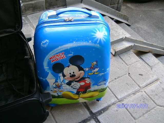 продам   средний чемодан на колесиках фирмы Mickey Mouse