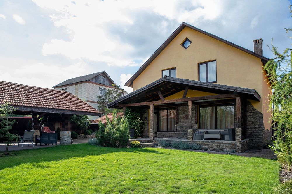 Будинок з якісним ремонтом біля озера