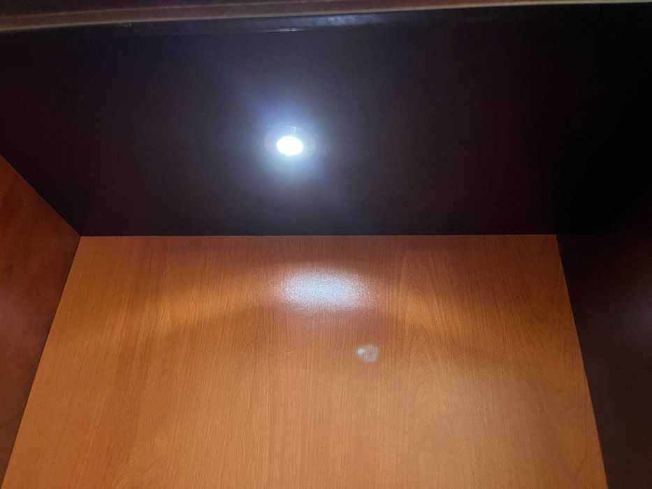 Kredens drewniany z podświetleniem wewnętrznym