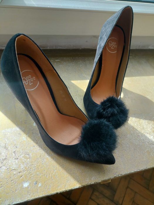 Szpilki jak nowe Deezee z futerkiem puszkiem zamsz zamszowe czarne 38