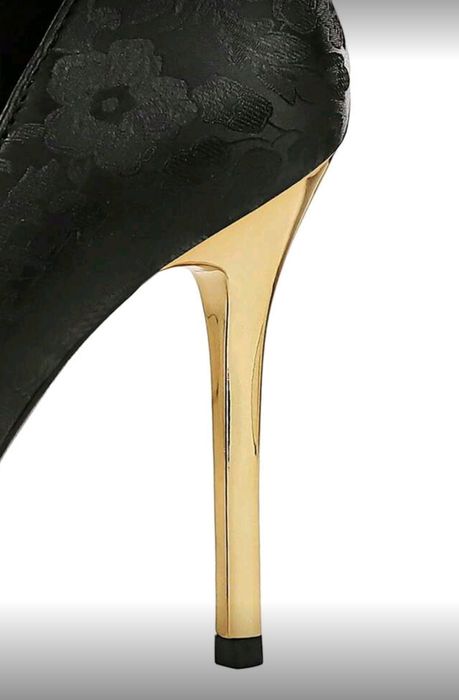 Sapatos pretos elegantes com detalhes.