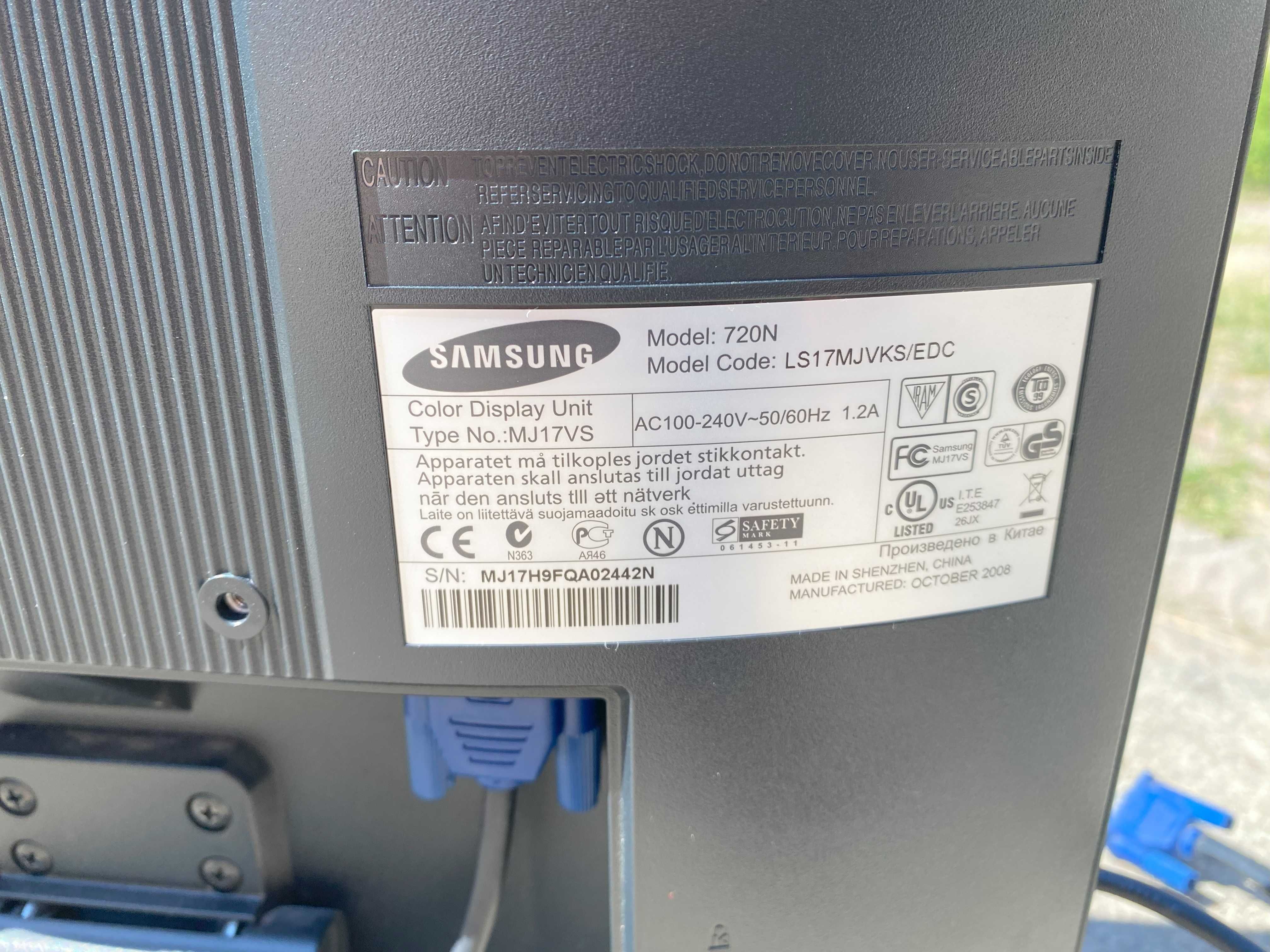 Monitor Samsung 720N z kablami