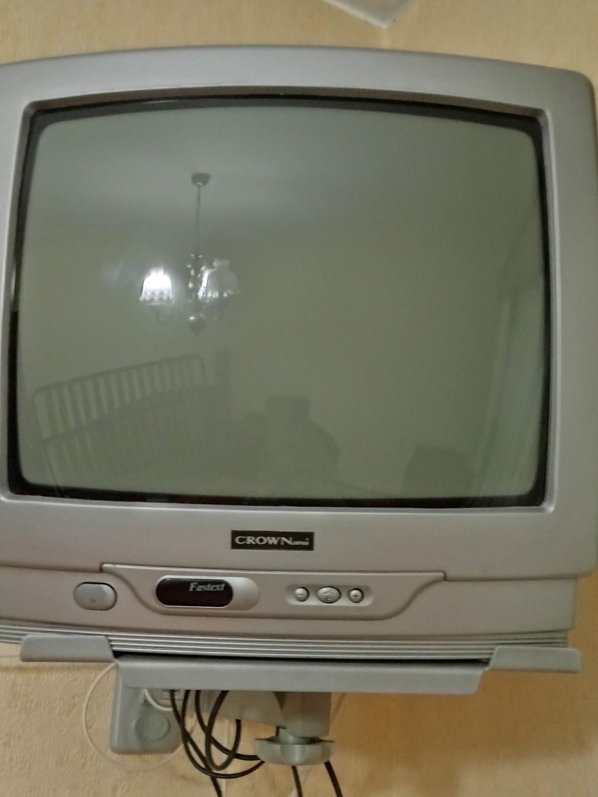 Televisão pequena com suporte de parede
