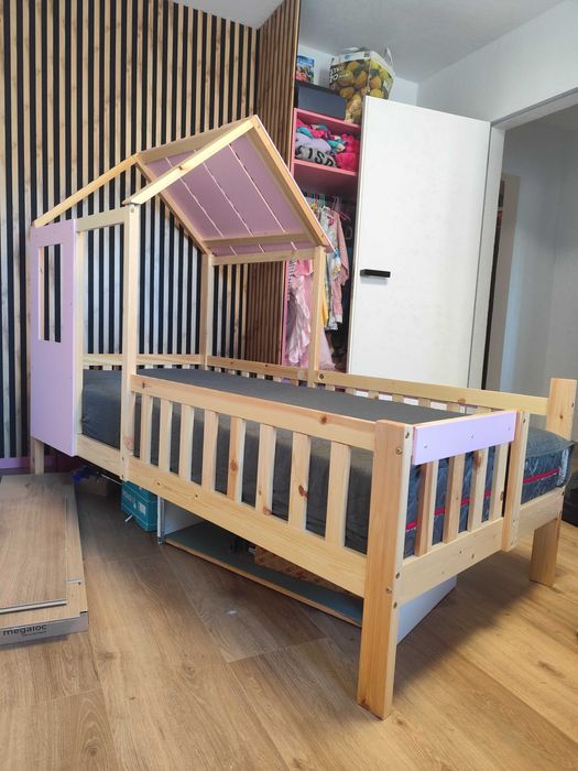 Różowy łóżko domek 90x200 – idealne do pokoju dziecka!”