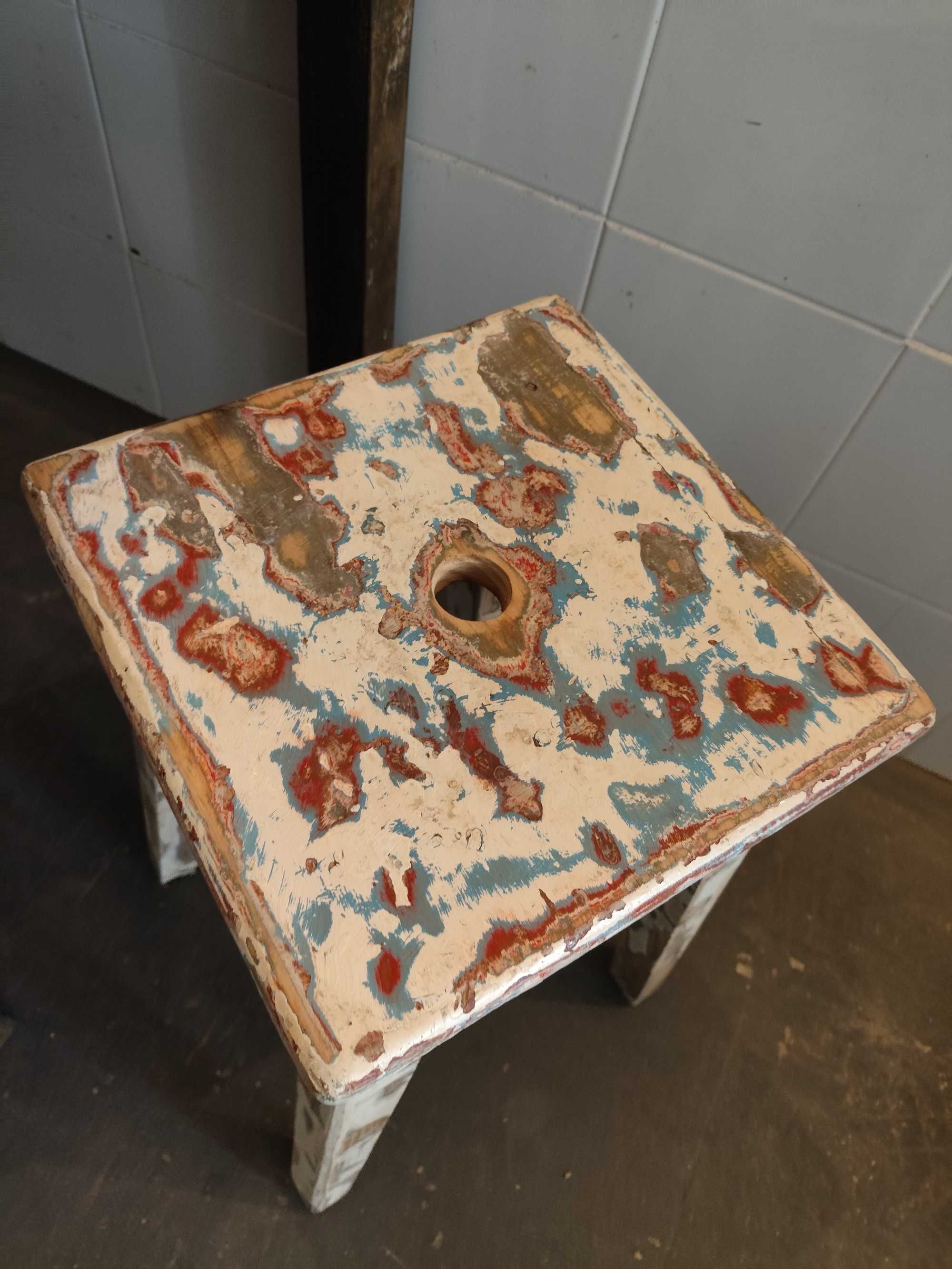 Mesa de taberna e bancos