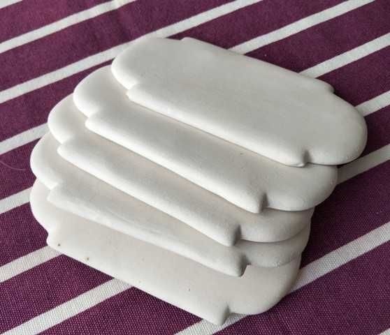 Figuras em chacota branca (artesanato manual)