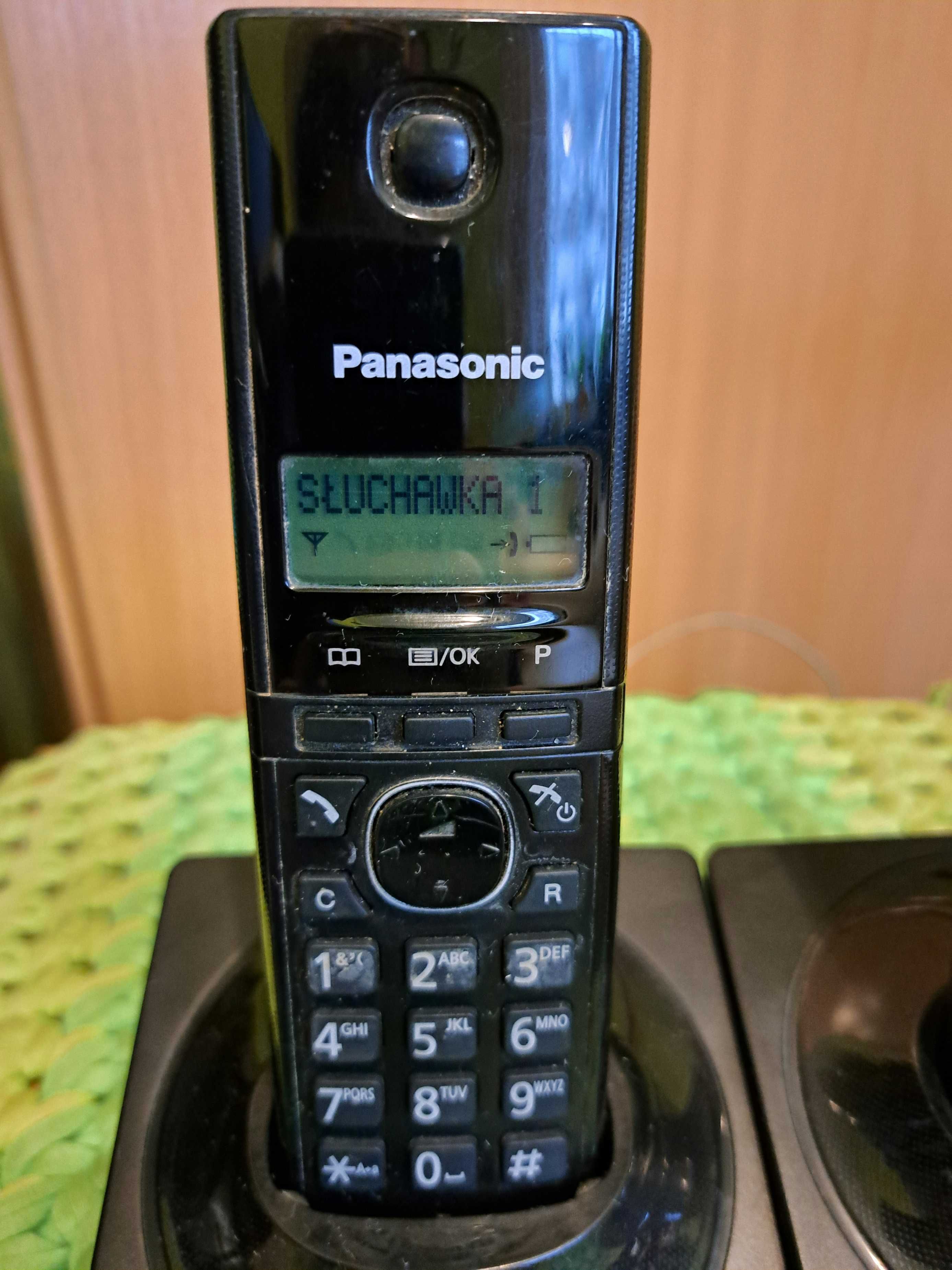 Dwa używane telefony stacjonarne Panasonic z ładowarkami