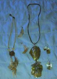 Várias peças de bijuteria