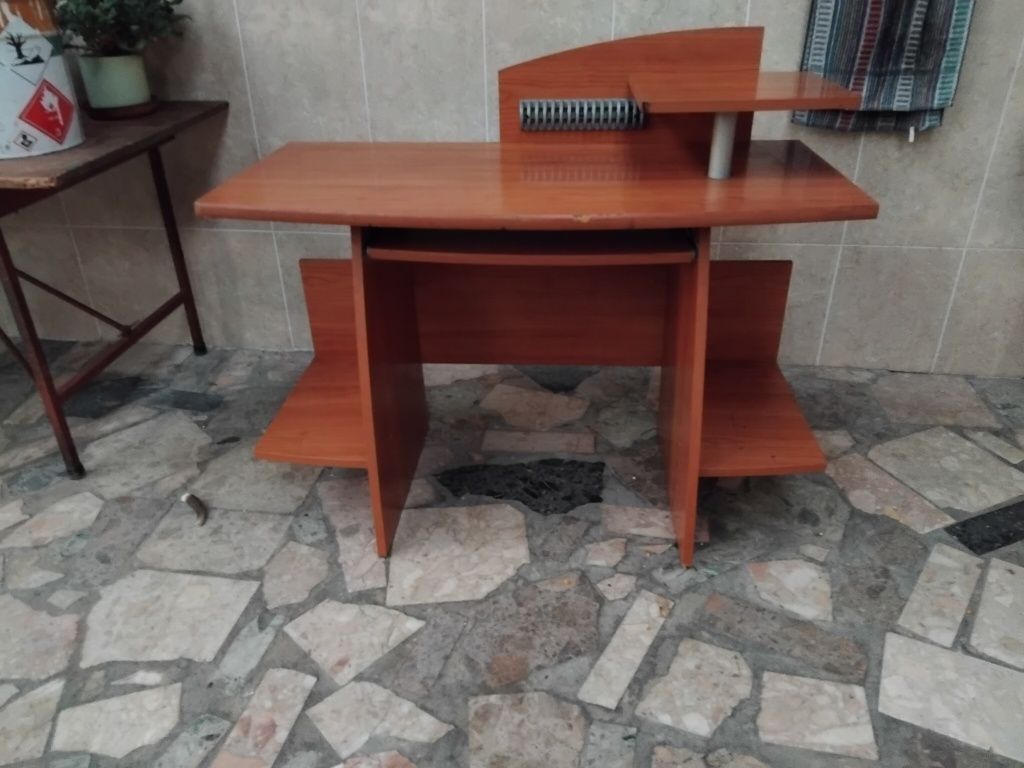 Estante e secretaria e mesa