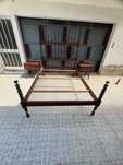 Cama antiga com mesinhas cabeceira