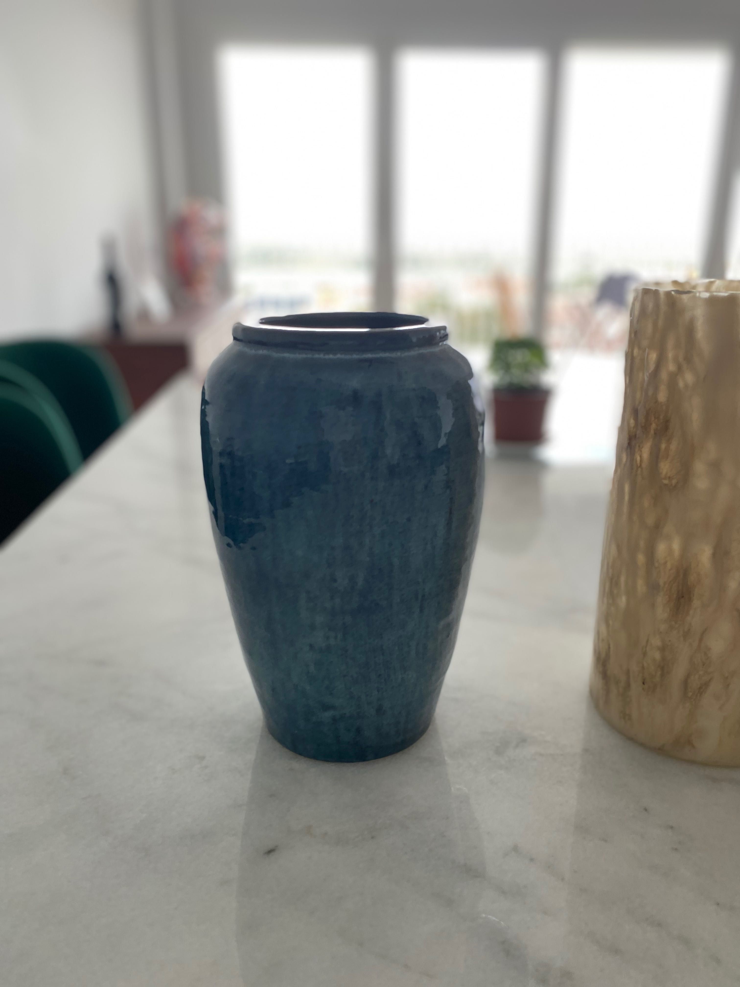 várias Jarras decorativas em cerâmica e vidro
