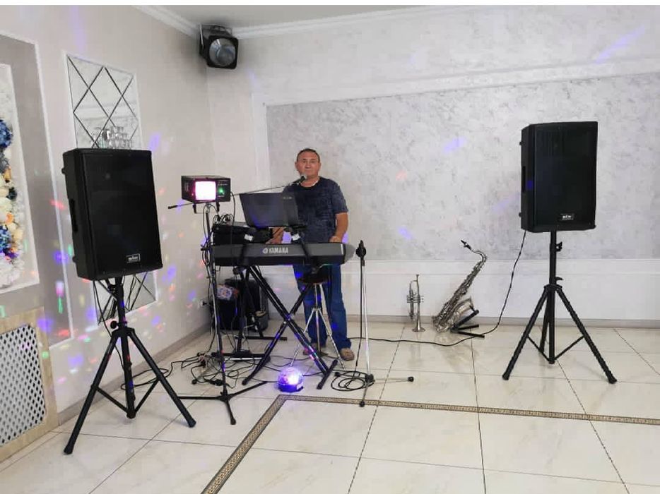 Жива музика на свято і діджей.